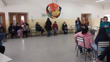 Esta mañana la comunidad educativa de la ESRN 19 del barrio Patagonia de Viedma realizó duras críticas hacia organismos del Estado. Foto Gentileza Diario La Palabra.