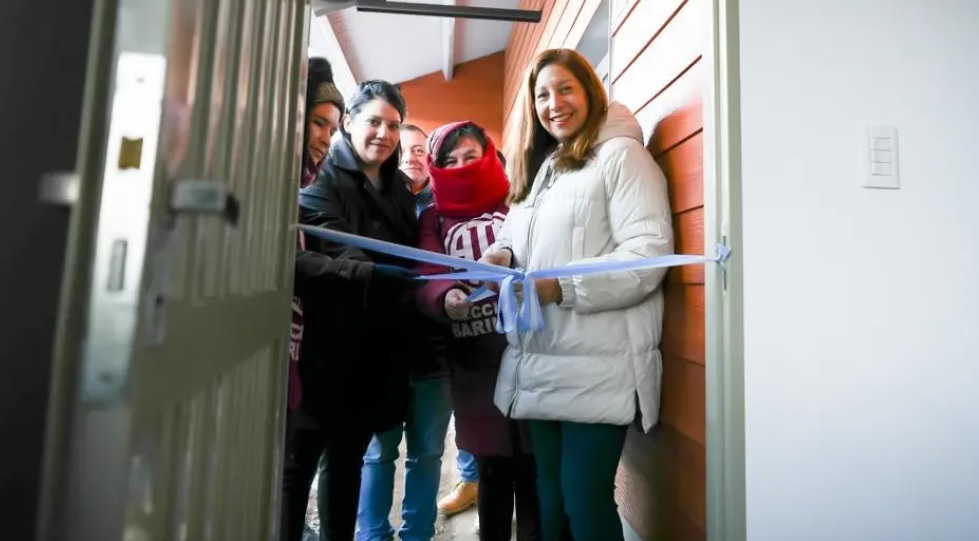 La gobernadora y candidata a intendenta encabezó la entrega de las 11 casas en Bariloche. Foto: gentileza