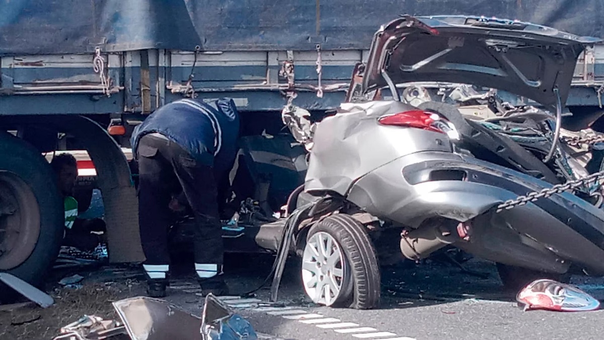 El camionero enfrentará agravados cargos por su presunta responsabilidad en el fatal choque que terminó con la vida de la mamá y hermana de Elías Gómez. Foto Archivo.