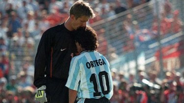El arquero Edwin Van der Sar fue internado por una hemorragia cerebral