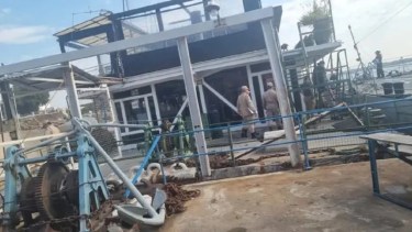 El buque de la Armada impactó contra un bar flotante y una lancha de Prefectura en Corrientes. Foto: Gentileza Ámbito. 