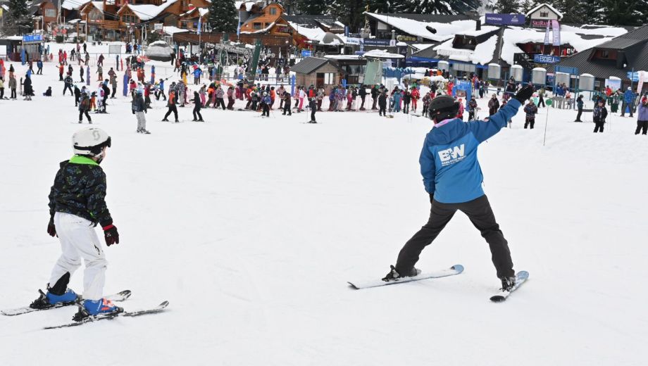 Debaten en Bariloche por fuerte aumento de un tributo que pagan los instructores de esquí