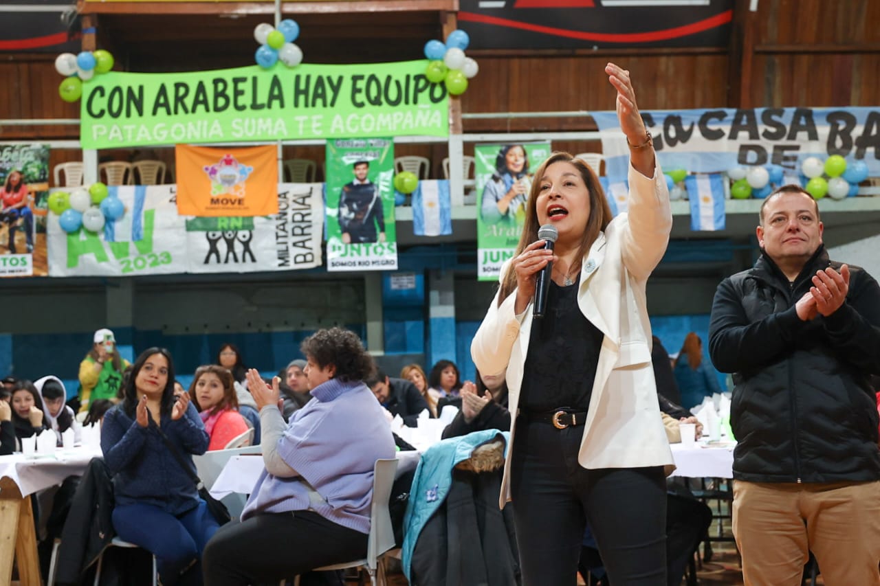 Arabela Carreras se lanzó a la intendencia con un acto y locro con la militancia de Bariloche. Foto: Gentileza JSRN