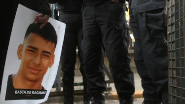 Tres efectivos de la Policía de la Ciudad fueron condenados a prisión perpetua, en un fallo considero "histórico" por los especialistas. Foto: Gentileza Olé. 