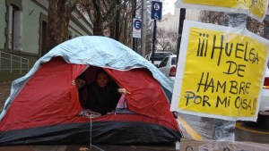 Carla cumplió una semana en la calle exigiendo una casa para sus hijos: pide abrigo por la lluvia