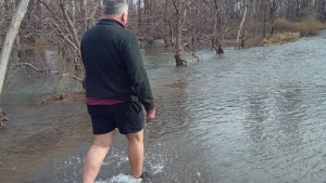 Crudo relato de un vecino de Centenario: «Tengo que caminar 700 metros por el agua hasta mi casa»