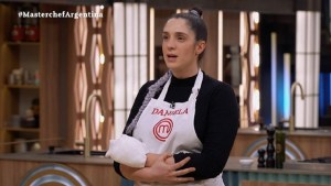 MasterChef Argentina: por qué Daniela presentó su plato con una mano vendada