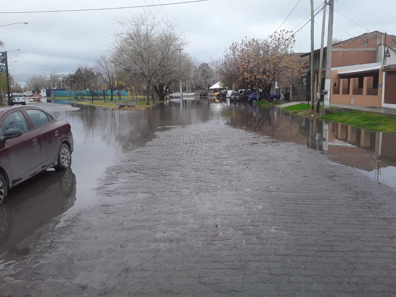 Las calles de Río Grande y Altos del Limay fueron drenadas con bombas (foto gentileza)