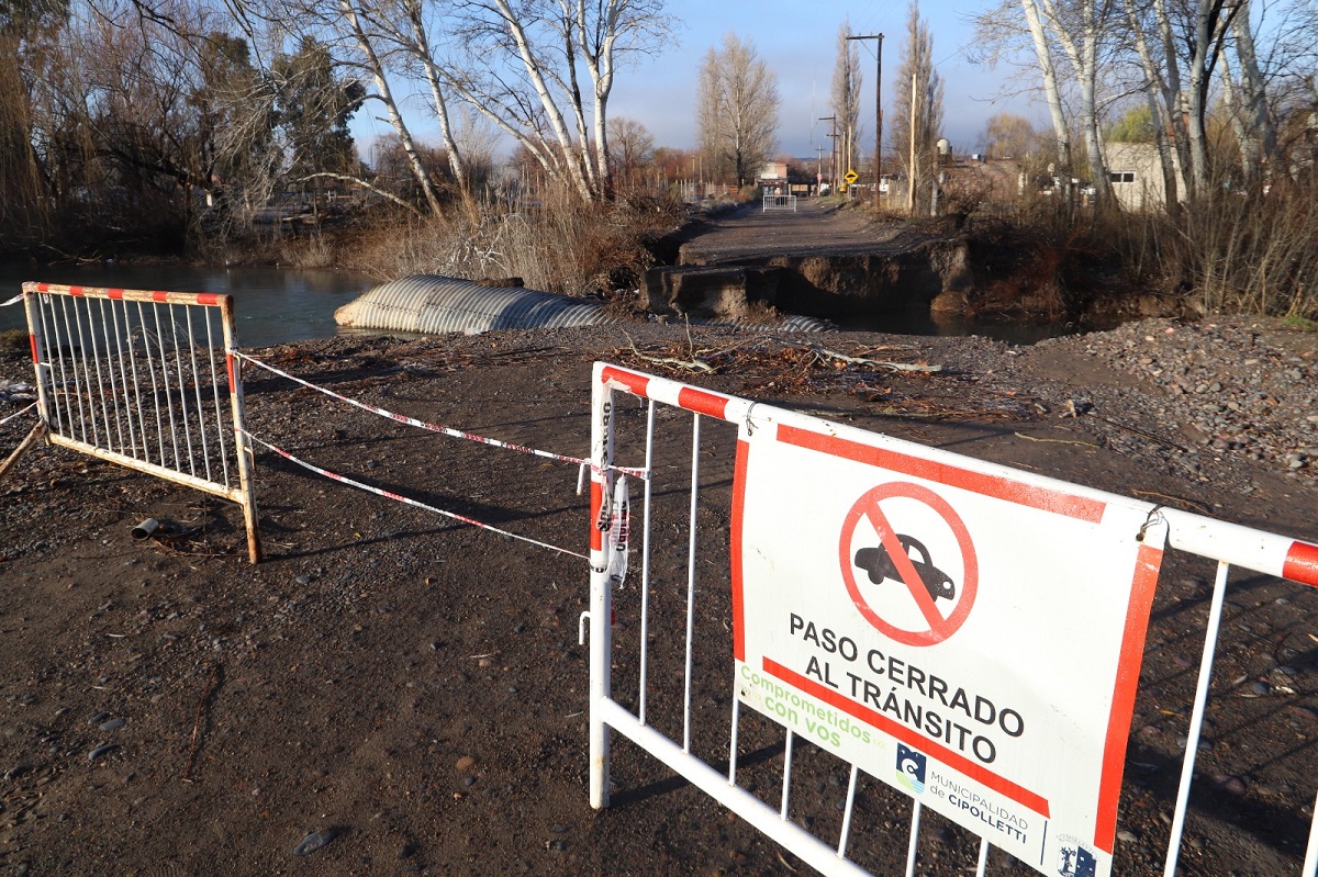 El puente se desmoronó por la crecida del río Neuquén. Foto: Fabian Ceballos..