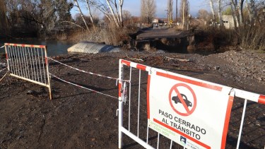 El puente se desmoronó por la crecida del río Neuquén. Foto: Fabian Ceballos..