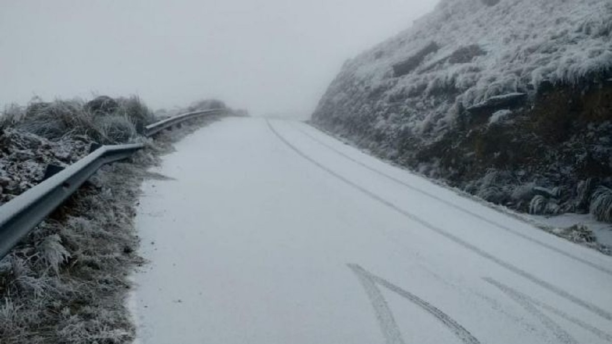 La nieve sorprendió esta mañana a los turistas, especialmente en la zona serrana de Merlo. Foto: El Diario de Carlos Paz. 