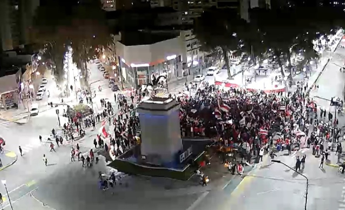 Hinchas de River se concentraron en el monumento a San Martín para festejar el título. Foto: Captura. 