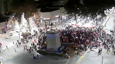 Hinchas de River se concentraron en el monumento a San Martín para festejar el título. Foto: Captura. 