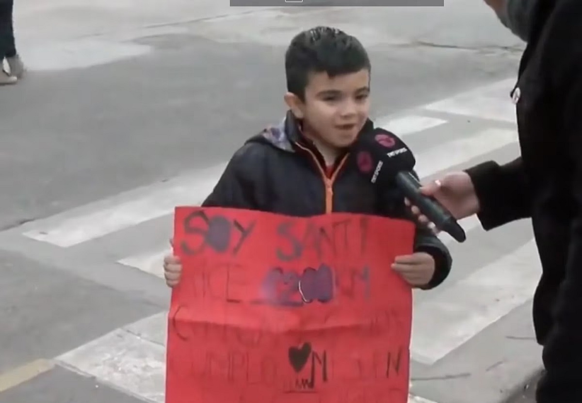 El niño de seis años y su padre viajaron desde Cipolletti para ver a River este sábado. Foto: Gentileza.