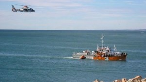 Buscan intensamente a un marinero que cayó desde un barco pesquero en Chubut