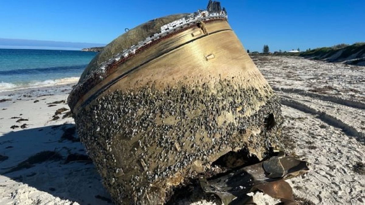 Los lugareños dieron aviso a las autoridades por la aparición de un objeto dorado gigante en la playa. Foto: Gentileza.