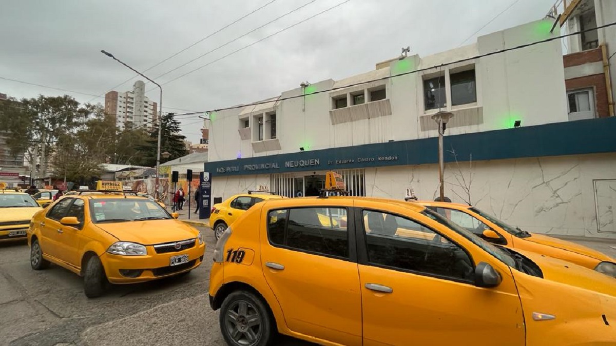 Los taxistas cortaron las calles alrededor del hospital Castro Rendón para reclamar que le extraigan la bala al chofer atacado esta madrugada, en Neuquén. Foto: Gentileza.
