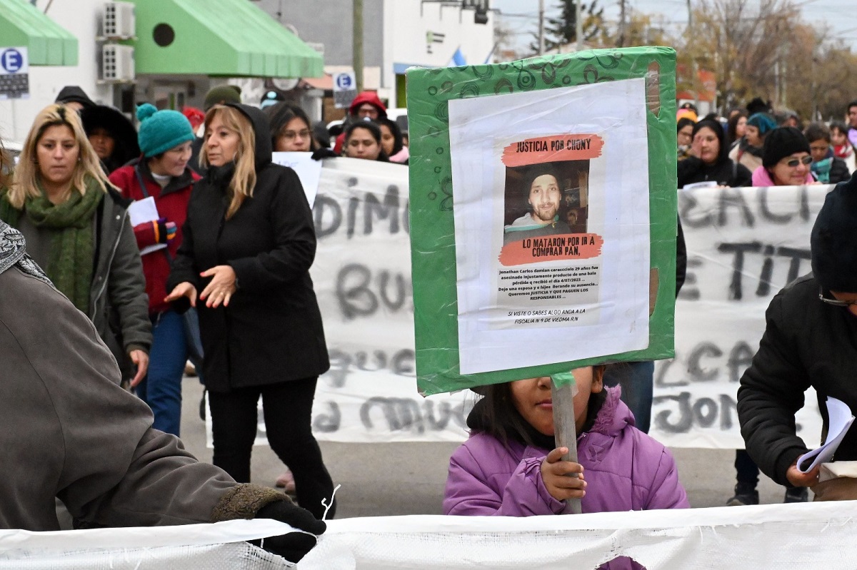 Familiares y amigos de Jonathan Caracciolo siguen marchando hace casi cuatro meses con el pedido de Justicia para Jonathan. Foto: Marcelo Ochoa.