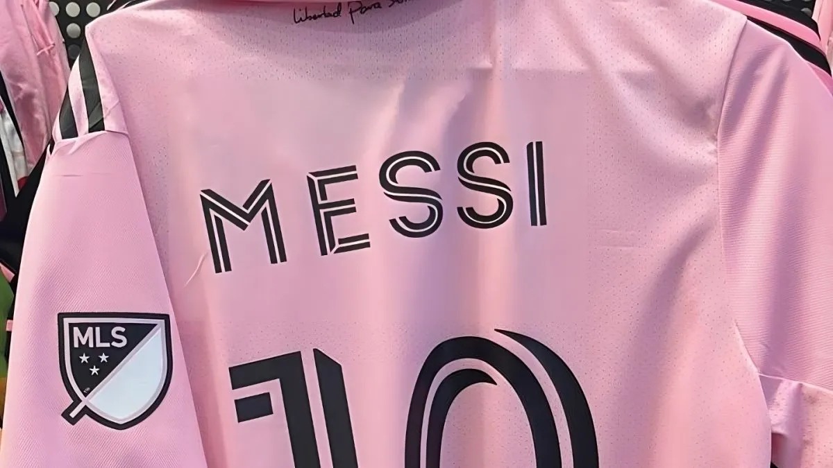 La 10 de Lionel Messi ya está disponible en Neuquén, con valores que oscilan entre los $5000 y $8000. Foto: Gentileza. 