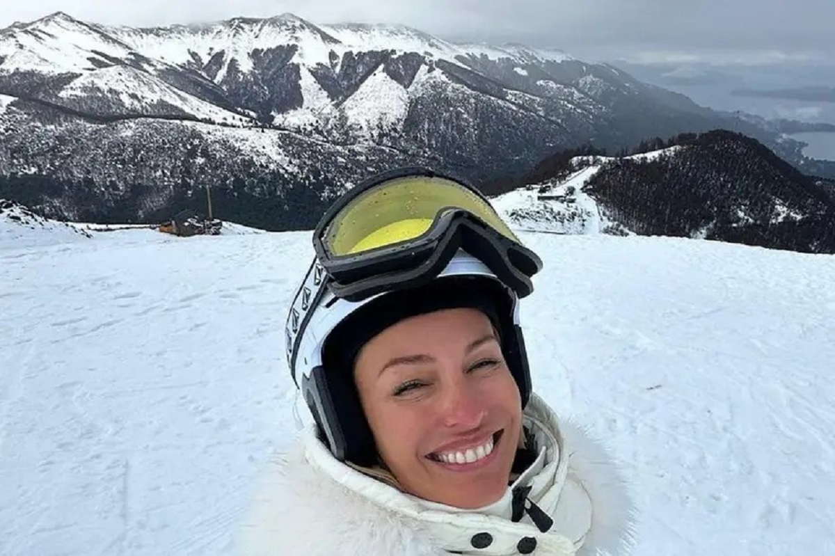 Pampita se mostró disfrutando de la nieve en el Cerro Bayo. Foto: La Nación. 