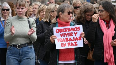 Comerciantes y vecinos marchan el centro de Cipolletti. Foto: Florencia Salto.