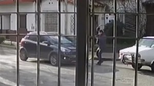 Video: chocó, se bajó con un hacha y le destrozó el auto a una mujer, en San Fernando