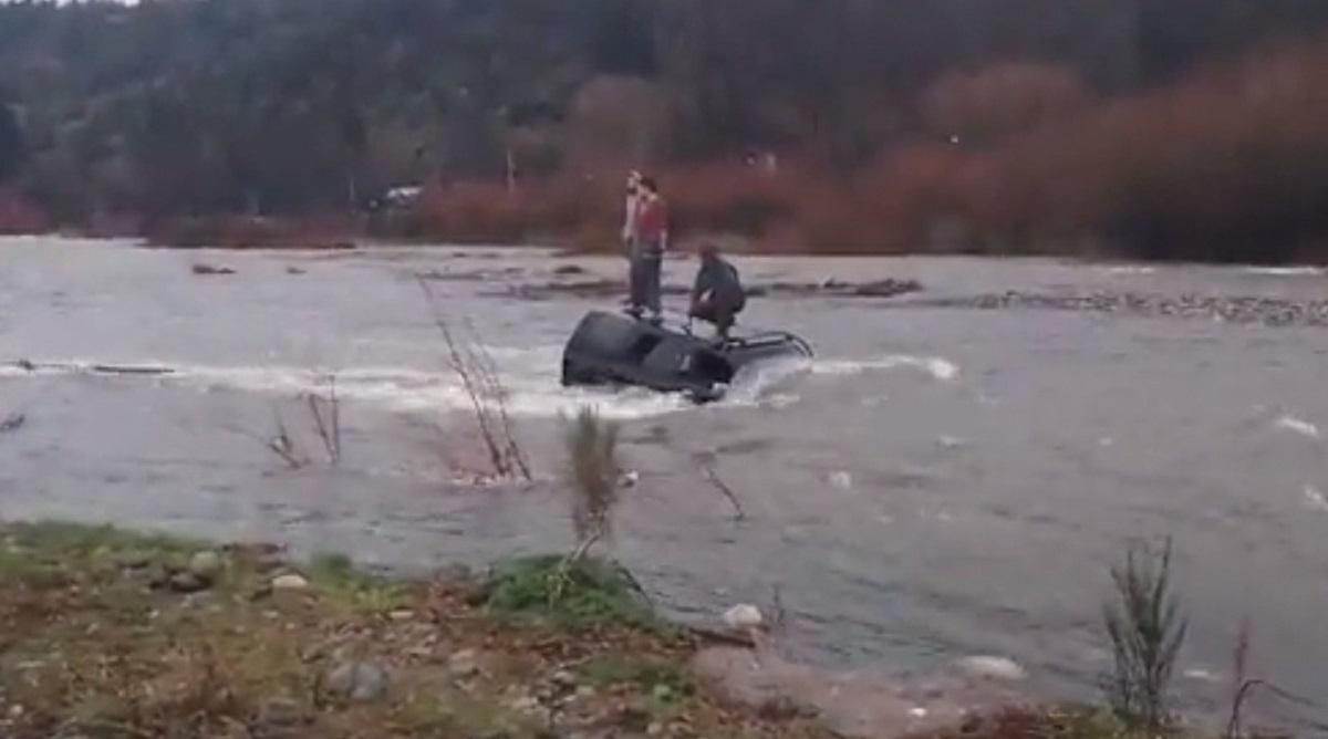 Los ocupantes debieron subir al techo de la camioneta, que quedó parcialmente bajo agua. Foto: Captura. 