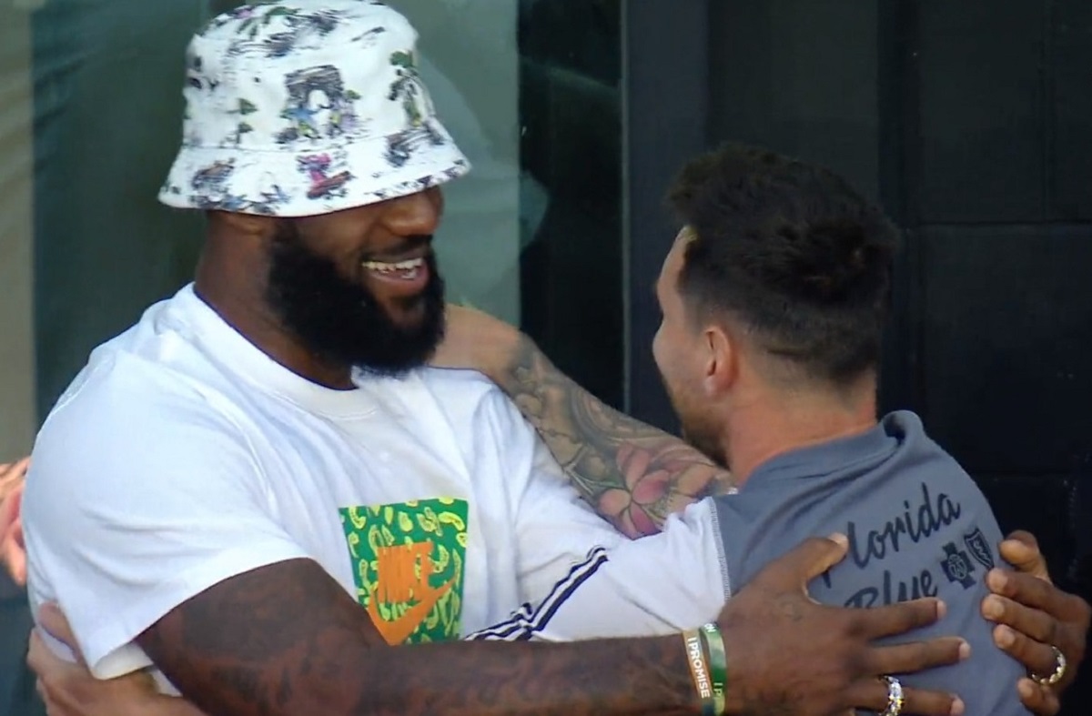 LeBron y Lionel, un abrazo extenso que se viralizó en pocos minutos. Foto: Captura. 