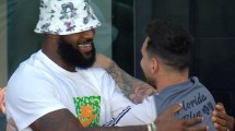 Imagen de El extenso abrazo entre Lionel Messi y LeBron James, en la previa del debut en Inter Miami