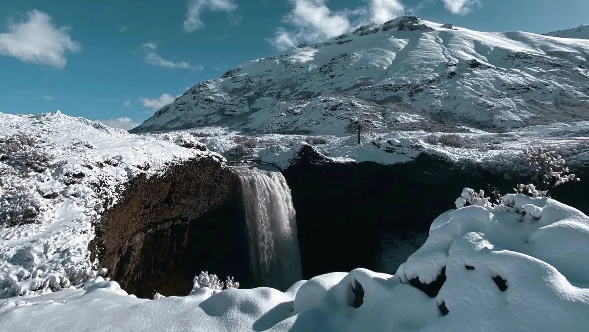 El salto del Agrio nevado, belleza pura en Neuquén.  @fiorepierani.ph