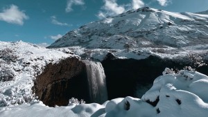 La cascada oculta que se formó por lluvias de lava, al pie del único volcán activo de la Patagonia