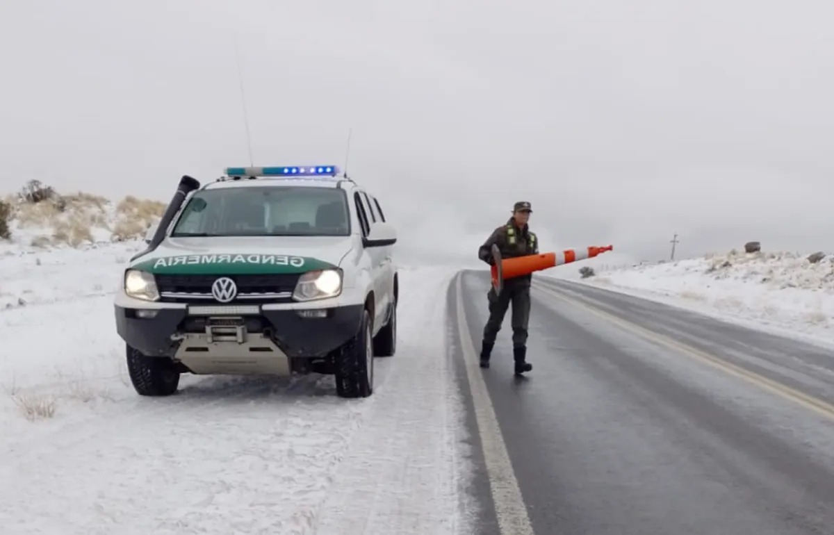 Gendarmes se apostaron en las rutas 40 y 26, ante la alerta por nevadas para la zona andina. Foto ilustrativa. 