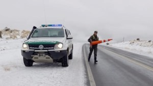 Gendarmes asistieron a automovilistas en las rutas de Neuquén afectados por la nieve