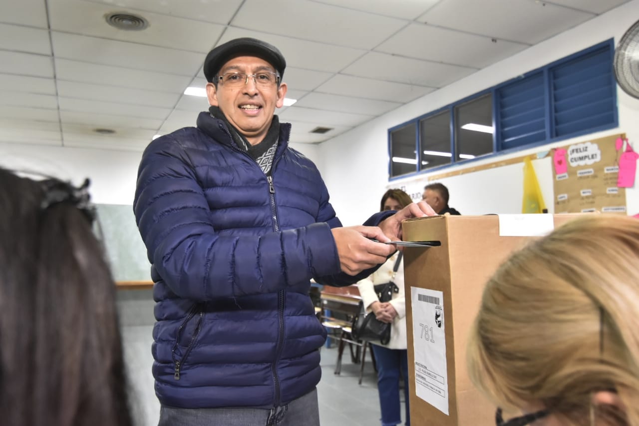 El intendente de Plaza Huincul emitió su voto en la escuela 334. Foto: Fernando Ranni.