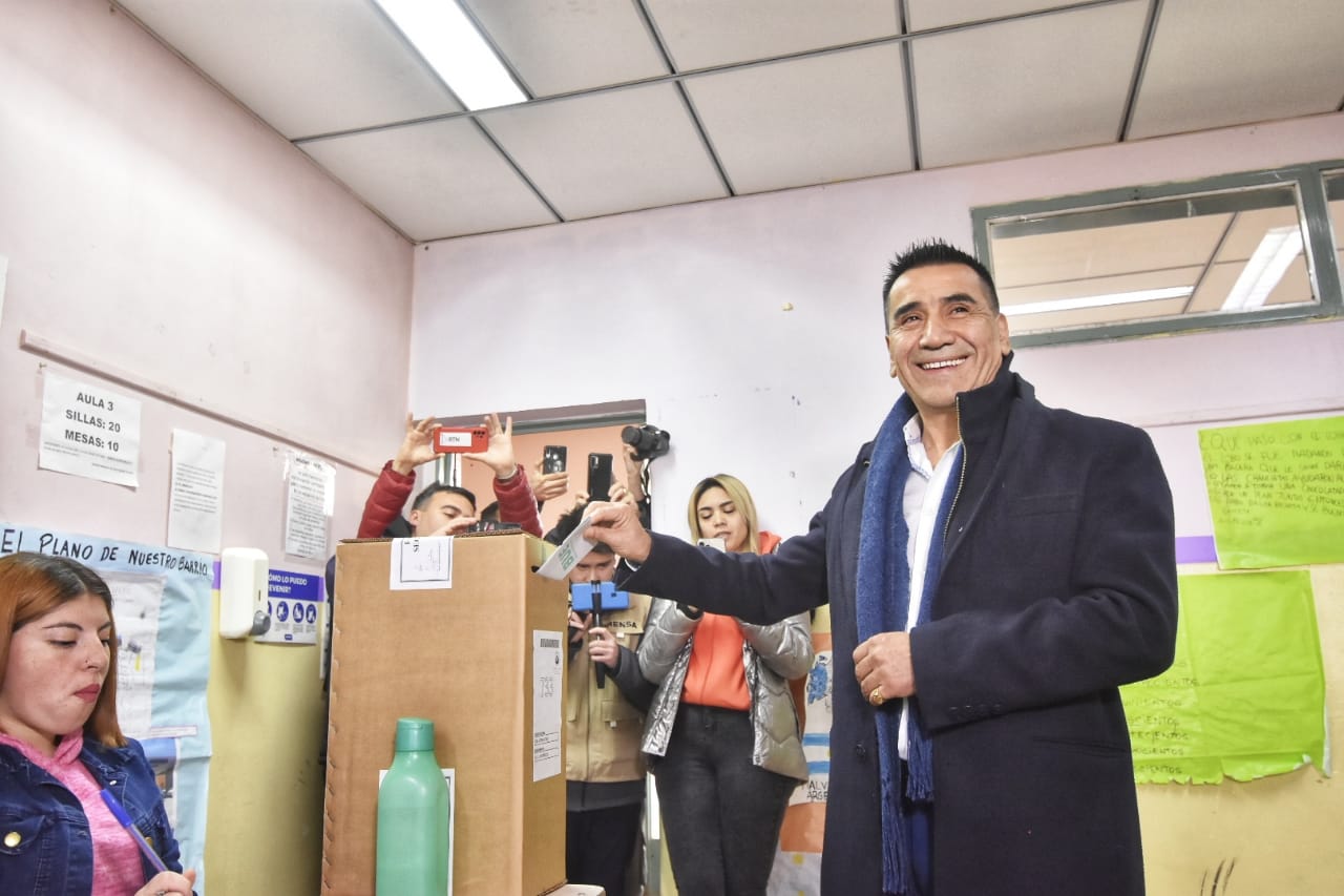 El candidato a intendente por el oficialismo, Ramón Rioseco, votó en el IFDN° 1.