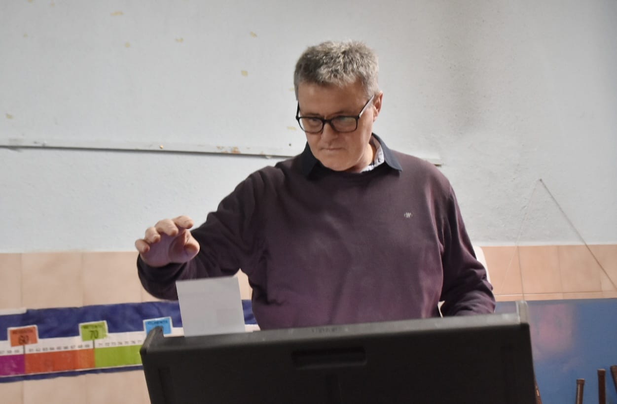 El candidato a intendente por Comunidad, Claudio Larraza votó en la escuela 49. Foto: Fernando Ranni