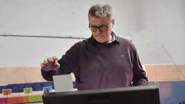 El candidato a intendente por Comunidad, Claudio Larraza votó en la escuela 49. Foto: Fernando Ranni