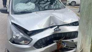 Perdió el control de su auto y chocó contra un poste en el centro de Roca