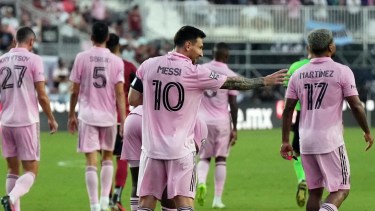 La particular celebración del 10 causó todo tipo de especulaciones en redes. Foto: Gentileza Todo Noticias. 