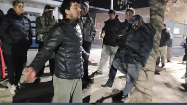 Familiares y conocidos se reunieron en la comisaría 52 de centenario. Foto: Captura.