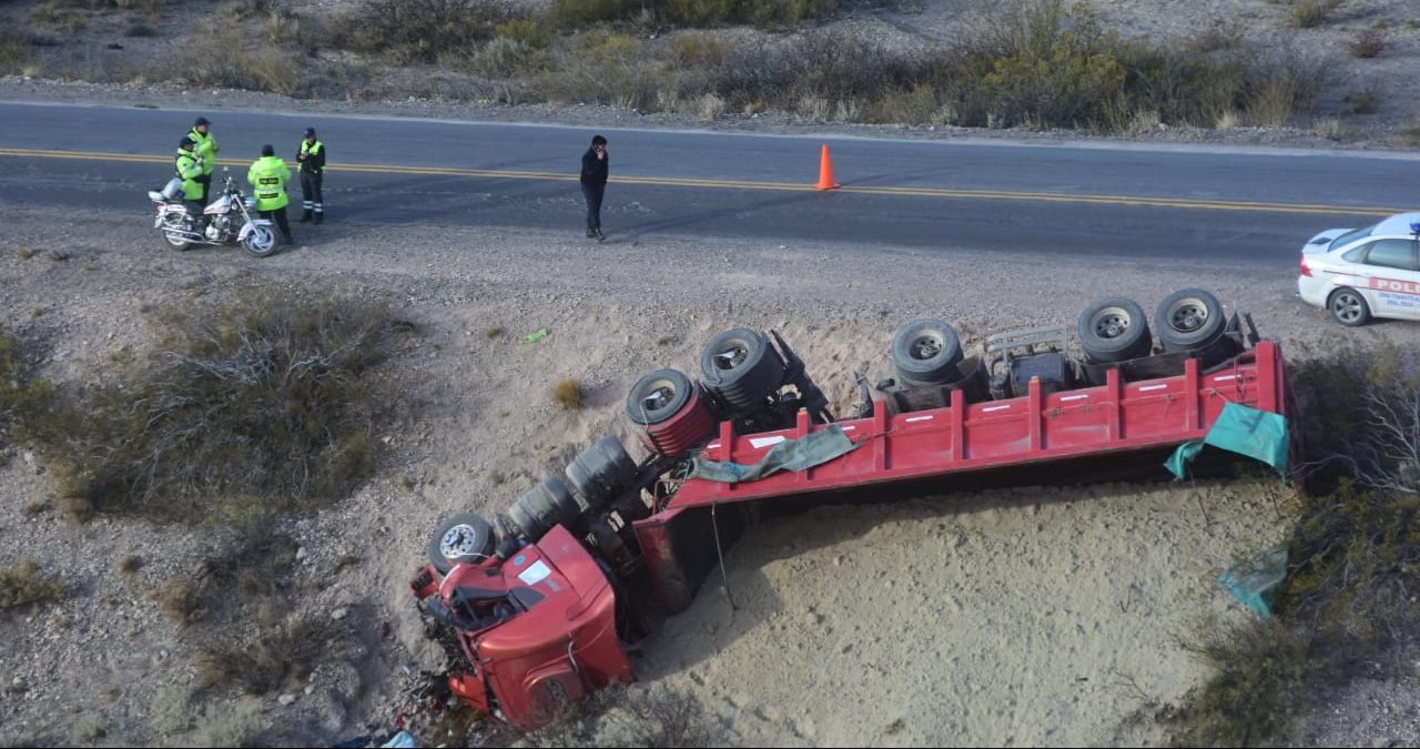 La carga terminó esparcida sobre la banquina. Foto Andrés Maripe