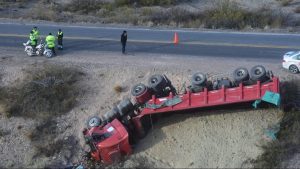 Video: un camión con arena para Vaca Muerta volcó en Paso Córdoba