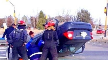 El auto terminó volcando tras impactar contra un semáforo ubicado en el sector. Foto: SeniWeb. 