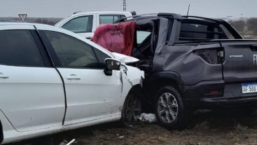 El trágico siniestro vial ocurrió esta tarde, en el cruce de las rutas nacionales 22 y 251. Foto: Gentileza: Unidad Cuarta de la Policía de Río Negro. 