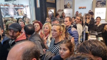 Indignados por la situación, madres, padres y alumnos reclamaron explicaciones a la empresa turística. Foto: Gentileza Cadena 3 de Rosario. 