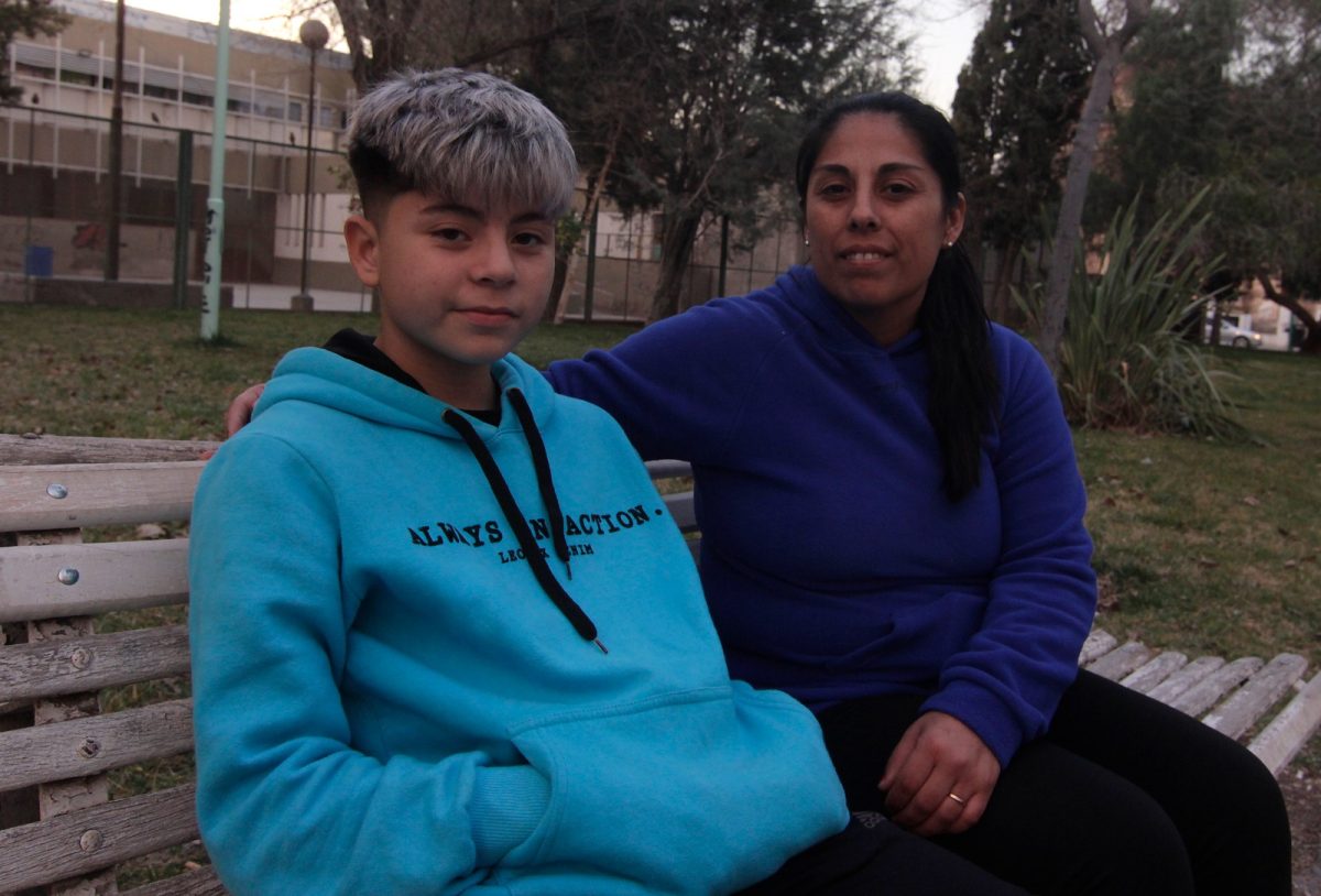Mateo durante su estadía en Cipolletti junto a su madre. Foto: Oscar Livera.