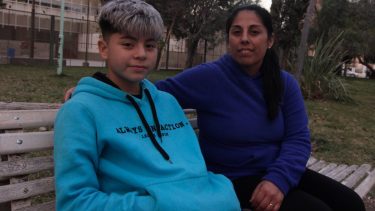 Mateo durante su estadía en Cipolletti junto a su madre. Foto: Oscar Livera.
