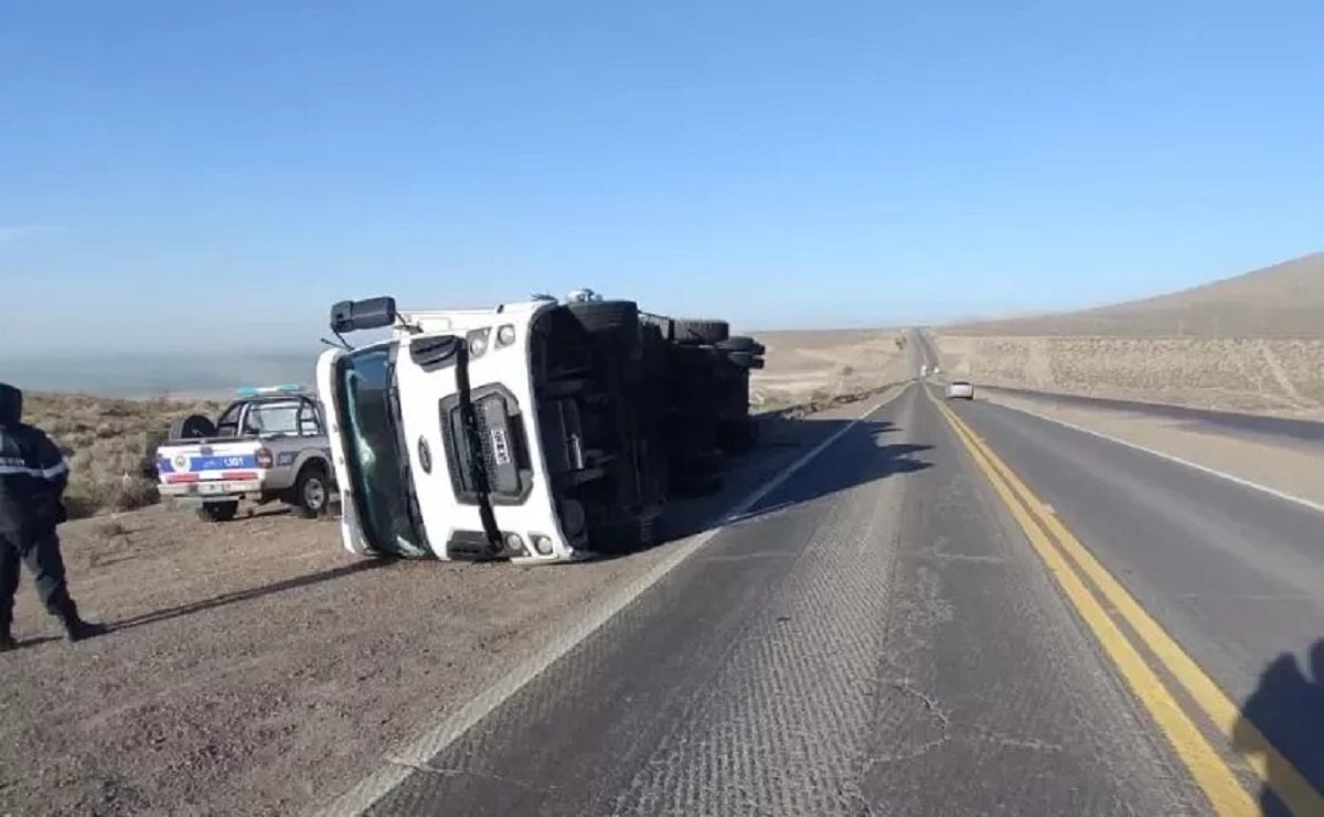 El camión se dirigía a Comodoro Rivadavia cuando volcó kilómetros antes. Foto: La Opinión Austral. 