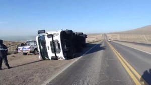 El viento hizo volcar a un camión sobre la Ruta 3, en cercanías de Comodoro Rivadavia