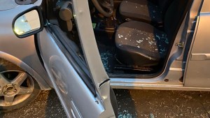 Una pareja de Neuquén fue a ver rugby a Cipolletti y les destrozaron el auto